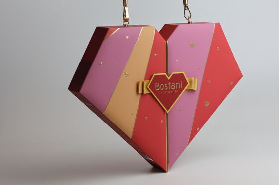 Detachable magnetic heart-shaped gift box