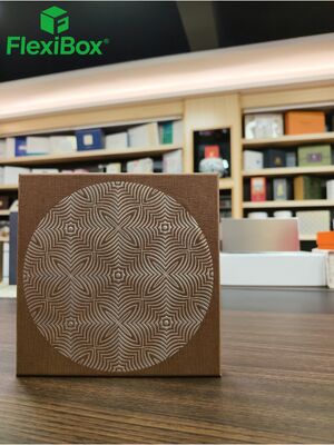 Hochwertige starre Schokoladen-Geschenkbox mit silbergeprägtem Design und exportkonformer Kennzeichnung mit anpassbaren Einsätzen