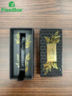Schlanke Schwarz-Gold-Folien-Gutschrift mit Magnetverschluss und arabeschem Stil